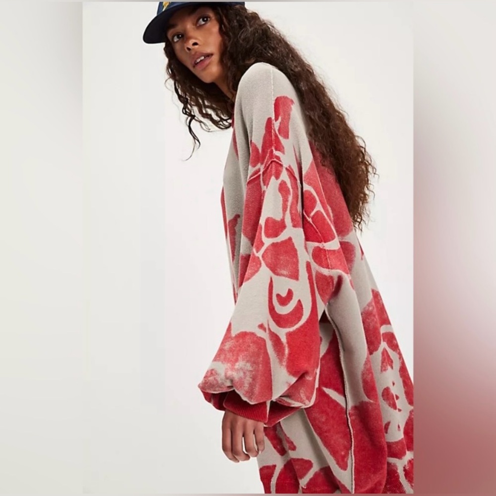Free People PAINTERS GARDEN PULLOVER NWT
UNAVAILABLE ONLINE IN RED SZ- MEDIUM